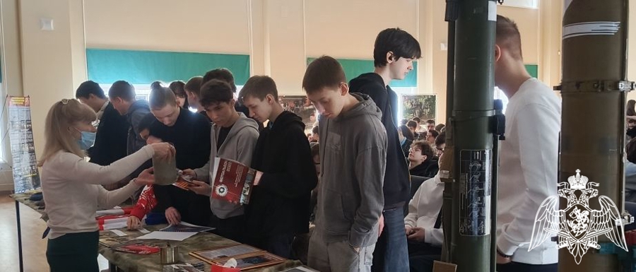 В Пермском политехническом колледже им. Н.Г. Славянова прошла выездная выставка коллекции образования музейного типа клуба Пермского военного института
