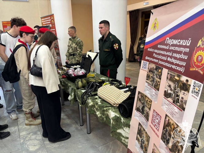 Военнослужащие Пермского военного института  приняли участие в патриотической акции «Один день с Росгвардией»
