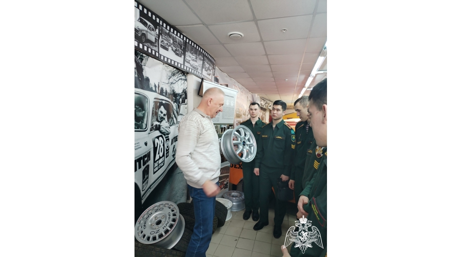 Курсанты Пермского военного института посетили автомобильный музей «Ретрогараж»