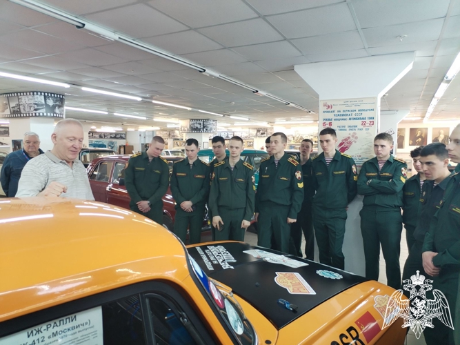 Курсанты Пермского военного института посетили автомобильный музей «Ретрогараж»