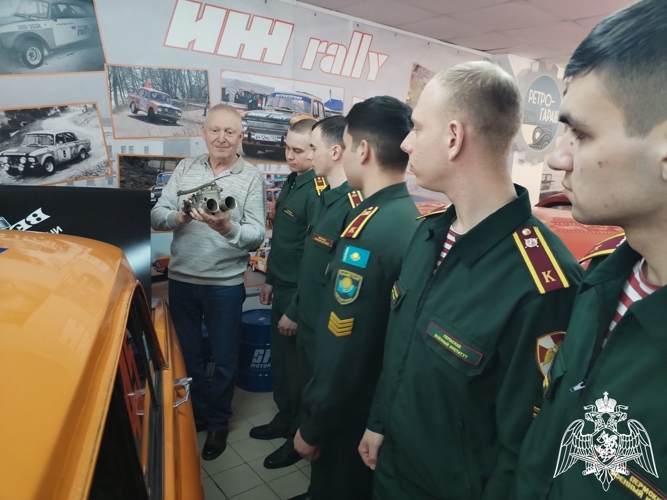 Курсанты Пермского военного института посетили автомобильный музей «Ретрогараж»