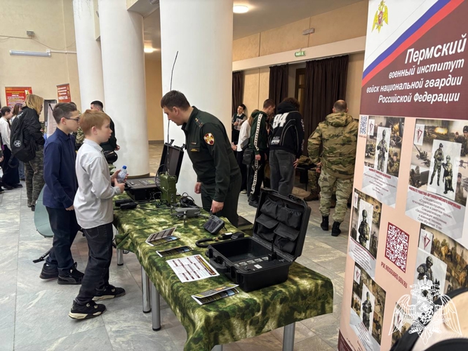 Военнослужащие Пермского военного института  приняли участие в патриотической акции «Один день с Росгвардией»