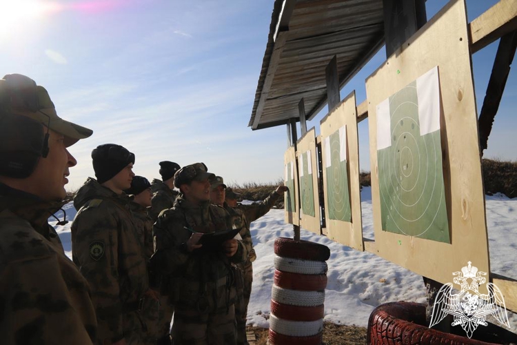 В Пермском военном институте курсанты выпускного курса приступили к сдаче экзамена по огневой подготовке