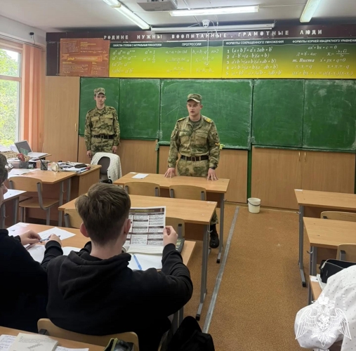 Курсанты факультета (связи и автоматизированного управления войсками) провели занятия с военнослужащими воинских частей и учащимися образовательных учреждений по военно-профессиональной ориентации