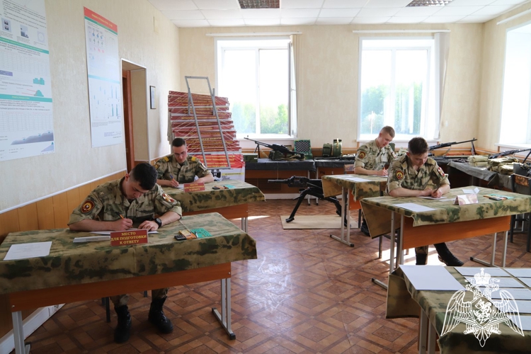 В Пермском военном институте курсанты выпускного курса факультетов (тыла) и (инженерного обеспечения) приступили к сдаче итогового экзамена по огневой подготовке
