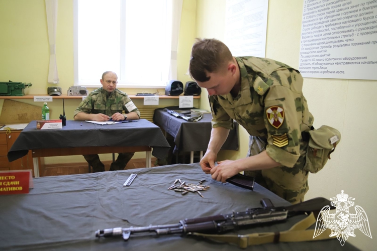 В Пермском военном институте курсанты выпускного курса факультетов (тыла) и (инженерного обеспечения) приступили к сдаче итогового экзамена по огневой подготовке