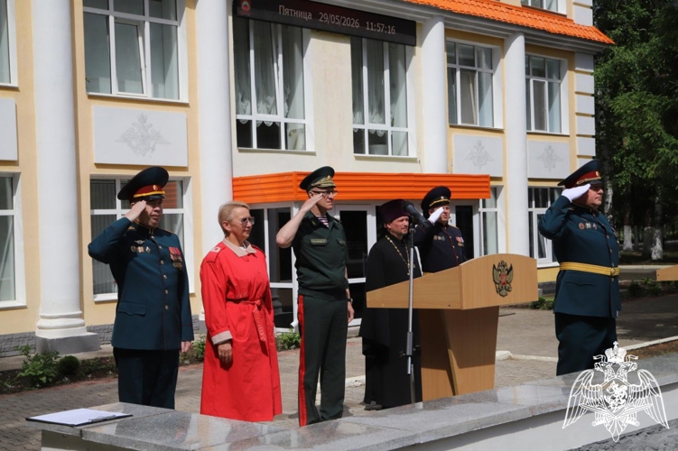Военнослужащие Пермского военного института – участники церемонии последнего звонка в Пермском президентском кадетском училище имени Героя России Ф. Кузьмина войск национальной гвардии