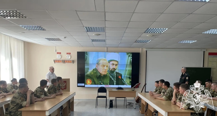 На факультете (связи и автоматизированного управления войсками) проведена тематическая встреча «Жизнь Родине, честь — никому!»