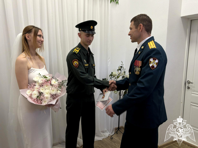 Командование Пермского военного института войск национальной гвардии поздравило курсантов с заключением брака
