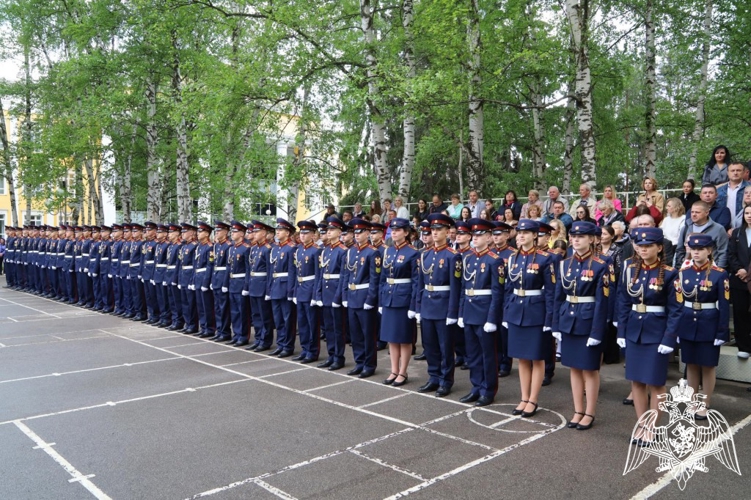 Военнослужащие Пермского военного института – участники церемонии последнего звонка в Пермском президентском кадетском училище имени Героя России Ф. Кузьмина войск национальной гвардии