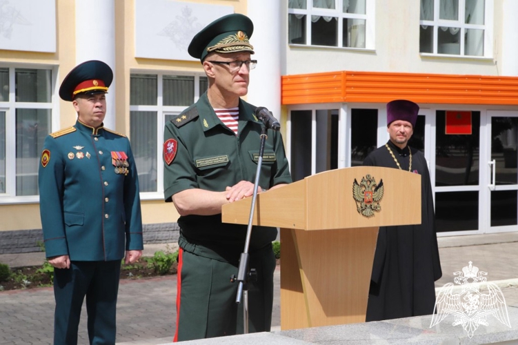 Военнослужащие Пермского военного института – участники церемонии последнего звонка в Пермском президентском кадетском училище имени Героя России Ф. Кузьмина войск национальной гвардии