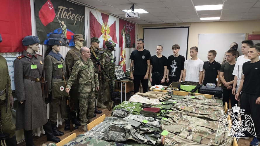 В Пермском военном институте на кафедре тактики служебно-боевого применения войск национальной гвардии Российской Федерации проводится выставка, посвящённая войскам правопорядка