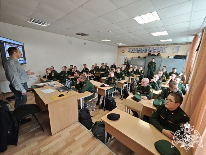 Офицером Пермского военного института проведена профориентационная встреча с верхнепышминскими кадетами. 